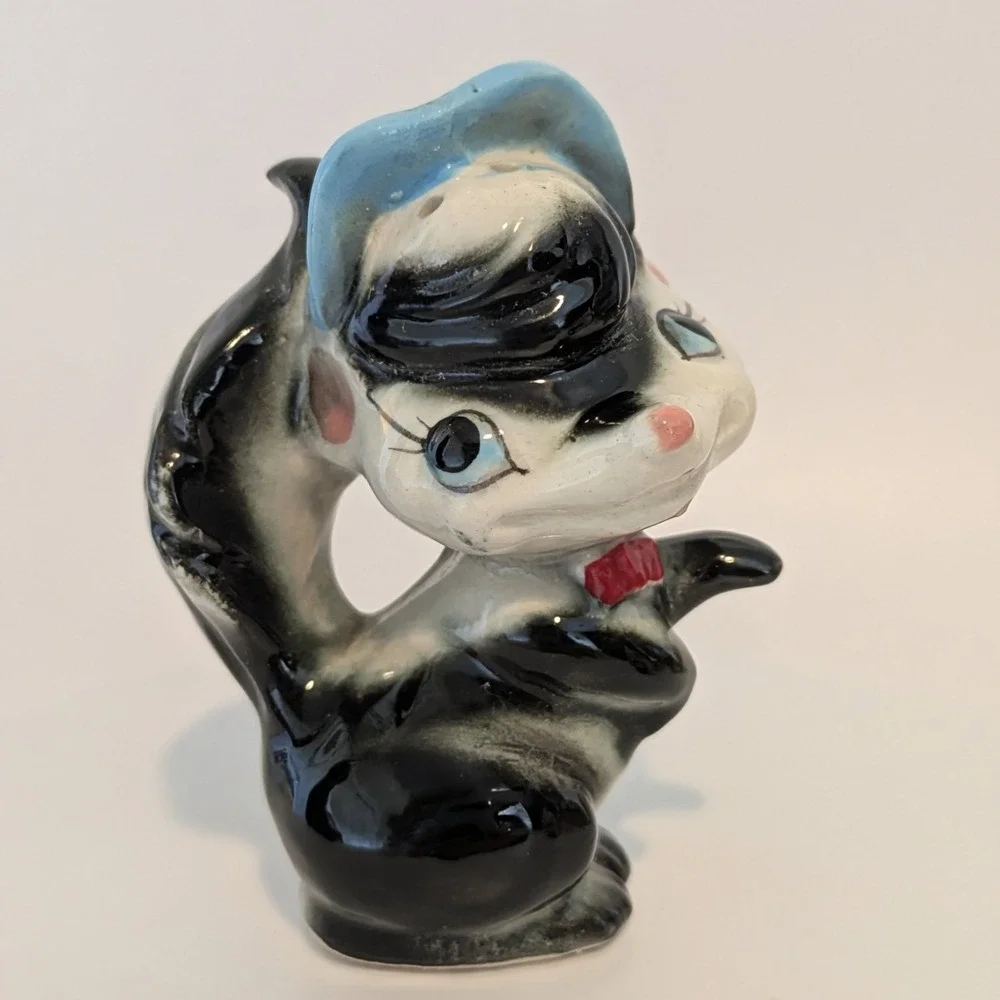 Vintage Skunk Couple Salt And Pepper Shakers Anthropomorphic Hats Japan